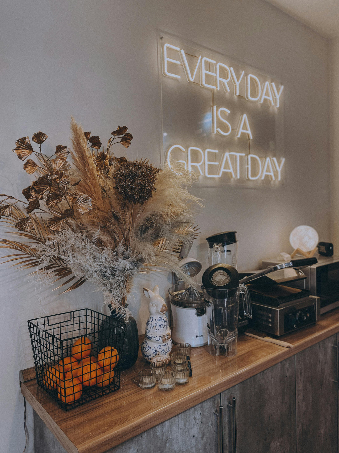 Kitchen dools with a wall display saying 'Everdy is a great day'